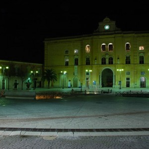 sei-su-immagine-raffigurante-veduta-notturna-della-centralissima-piazza-vittorio-veneto