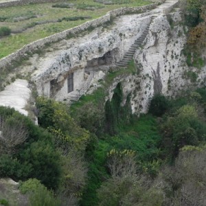 sei-su-immagine-raffigurante-la-scalinata-di-accesso-alla-cripta-del-peccato-originale-sul-bordo-della-gravina-di-picciano