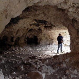 sei-su-immagine-raffigurante-un-momento-dell-esplorazione-di-una-grotta-naturale-sul-fondo-della-gravina-di-picciano